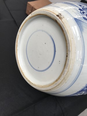 Lot 442 - A CHINESE BLUE AND WHITE JAR.