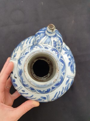 Lot 591 - A CHINESE BLUE AND WHITE KRAAK PORCELAIN KENDI.