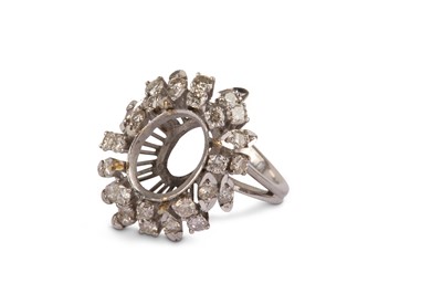 Lot 324 - A DIAMOND CLUSTER RING