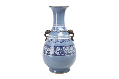 Lot 582 - A CHINESE BLUE AND WHITE VASE.