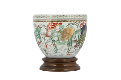 Lot 547 - A CHINESE FAMILLE VERTE 'LOTUS POND' FISHBOWL.