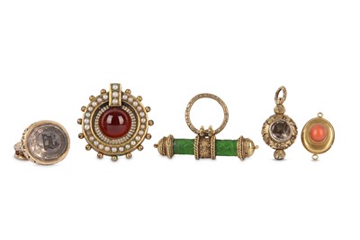 Lot 328 - λ  A SMALL COLLECTION OF JEWELLERY