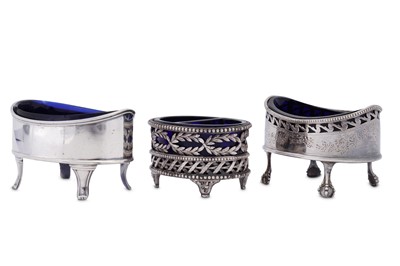 Lot 458 - A mixed group including a George III sterling silver salt, London 1790 by Robert Hennell