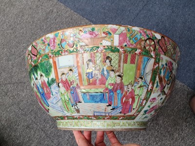 Lot 122 - A LARGE CHINESE FAMILLE ROSE CANTON PUNCHBOWL.