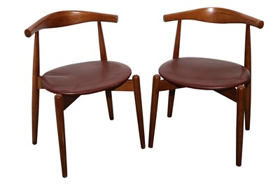 Lot 20 - A SET OF SEVEN TEAK DINING CHAIRS