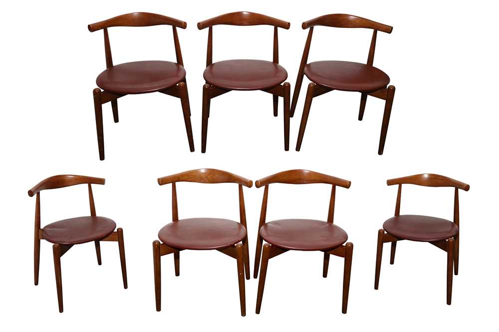 Lot 20 - A SET OF SEVEN TEAK DINING CHAIRS
