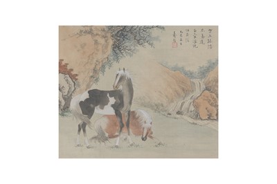 Lot 712 - A CHINESE PAINTING OF A HORSE IN A LANDSCAPE.