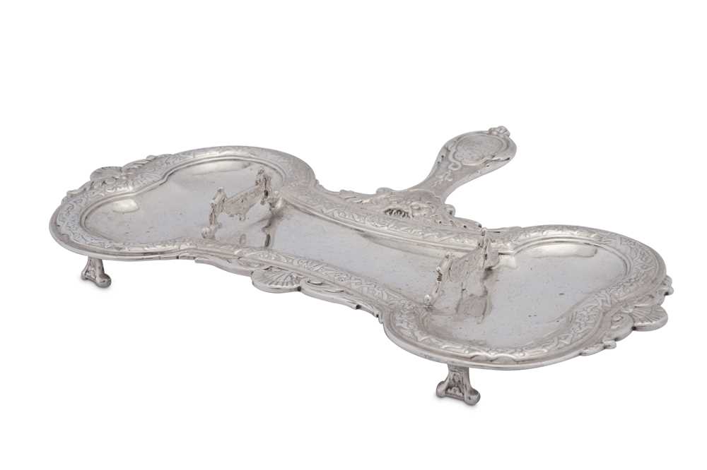 Lot 124 - A Louis XV early 18th century French silver cast snuffers tray, Paris 1719 by Martin Berthe (reg. 22nd June 1712)