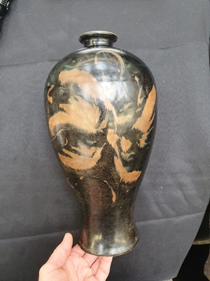 Lot 543 - A CHINESE BLACK-GLAZED CIZHOU-STYLE VASE, MEIPING.
