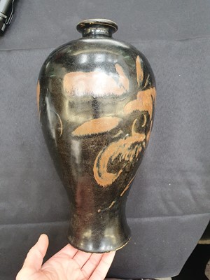 Lot 543 - A CHINESE BLACK-GLAZED CIZHOU-STYLE VASE, MEIPING.