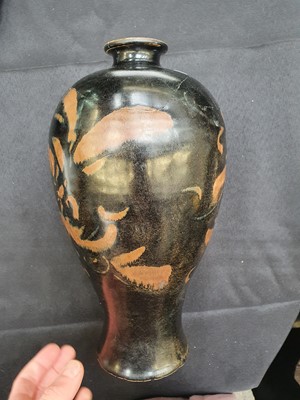 Lot 543 - A CHINESE BLACK-GLAZED CIZHOU-STYLE VASE, MEIPING.
