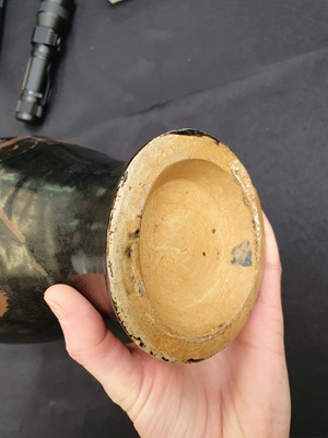 Lot 543 - A CHINESE BLACK-GLAZED CIZHOU-STYLE VASE, MEIPING.