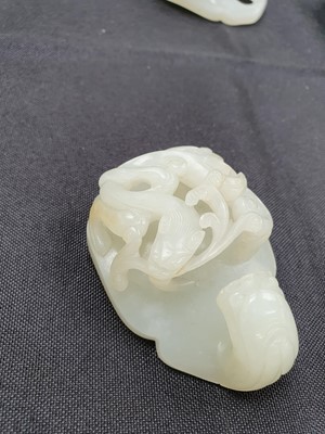 Lot 265 - A CHINESE WHITE JADE BELT BUCKLE.