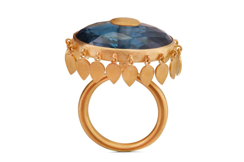 Lot 25 - A blue topaz fringe ring