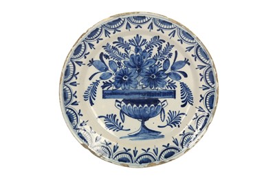 Lot 158 - A CONTINENTAL BLUE AND WHITE TIN GLAZED EARTHENWARE POTTERY PLATE, 17TH/18TH CENTURY