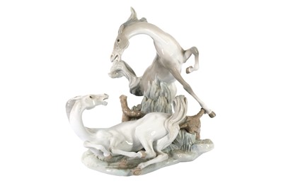Lot 171 - A LARGE LLADRO FIGURE GROUP OF TWO WHITE HORSES