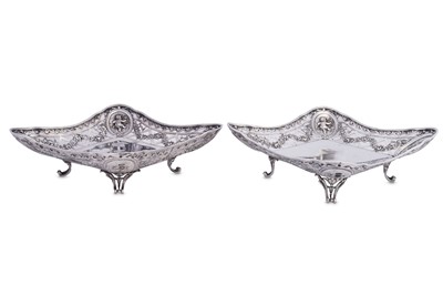 Lot 88 - A pair of late 19th / early 20th century German silver dishes, Hanau circa 1900 by Storck & Sinsheimer (active 1874-1926)
