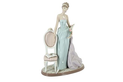 Lot 170 - A LLADRO PORCELAIN FIGURE OF A LADY