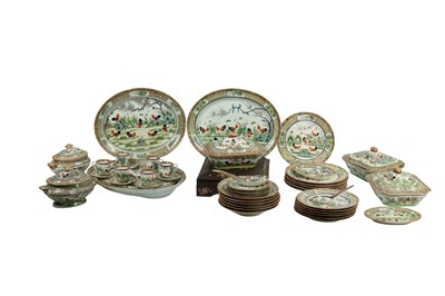 Lot 617 - A CHINESE CANTON PORCELAIN PART DINNER, LATE 19TH/EARLY 20TH CENTURY