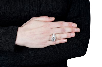 Lot 91 - A diamond dress ring
