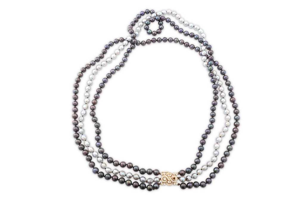 Lot 20 - A cultured pearl necklace with a diamond clasp