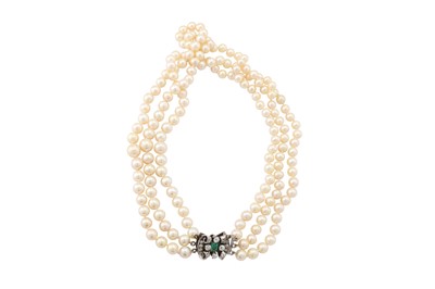 Lot 176 - A cultured pearl necklace with an emerald and diamond clasp