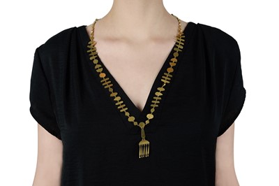 Lot 2 - Wendy Ramshaw | A gold pendant necklace, 1976