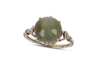 Lot 339 - A CAT'S EYE AND DIAMOND RING