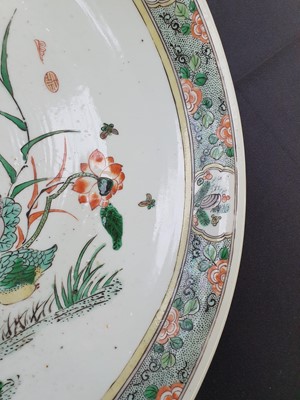 Lot 169 - A CHINESE FAMILLE VERTE 'LOTUS POND' CHARGER.