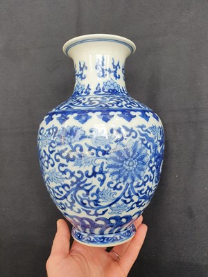 Lot 431 - A CHINESE BLUE AND WHITE 'DRAGON AND PHOENIX' VASE.