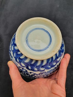 Lot 431 - A CHINESE BLUE AND WHITE 'DRAGON AND PHOENIX' VASE.