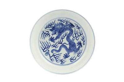Lot 656 - A CHINESE BLUE AND WHITE 'DRAGON' DISH.