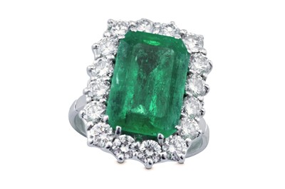 Lot 13 - An emerald and diamond cluster ring