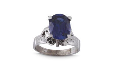 Lot 623 - A SAPPHIRE RING