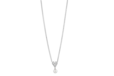 Lot 629 - A CULTURED PEARL AND DIAMOND PENDANT NECKLACE