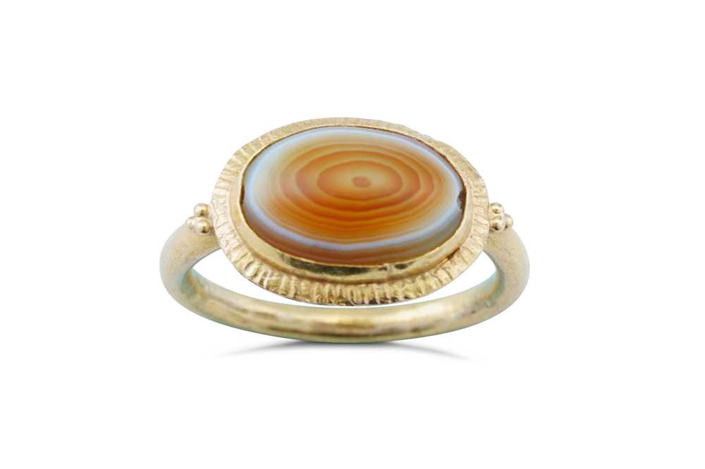 Lot 45 - A banded agate ring