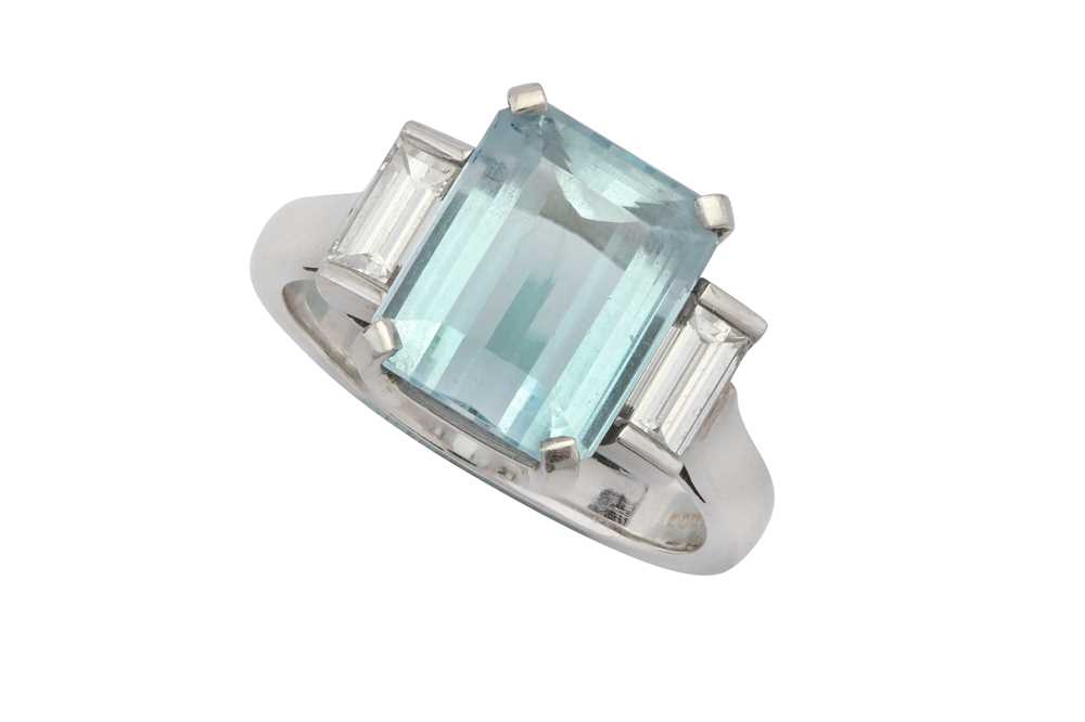 Lot 36 - An aquamarine and diamond dress ring