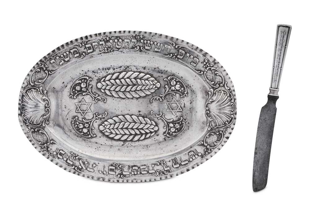 Lot 103 - An early 20th century German 800 standard silver challah plate, Hanau circa 1910 by Gutgesell Gebrüder