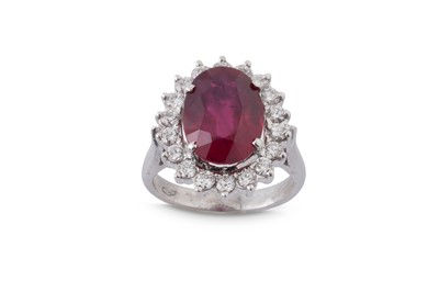 Lot 627 - A GLASS FILLED RUBY AND DIAMOND CLUSTER RING