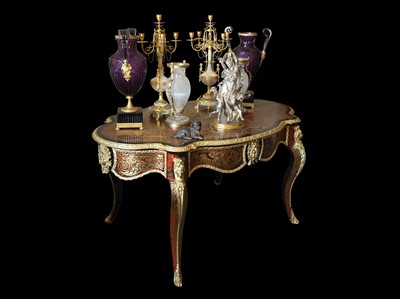 Lot 109 - A FINE 19TH CENTURY FRENCH CUT BRASS AND TORTOISESHELL INLAID BOULLE STYLE TABLE