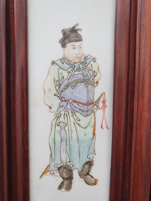 Lot 53 - A CHINESE FAMILLE ROSE MINIATURE TABLE SCREEN.