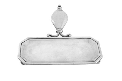 Lot 564 - A George I sterling silver snuffers tray, London 1721 by Simon Pantin (this mark reg. 30th June 1720)