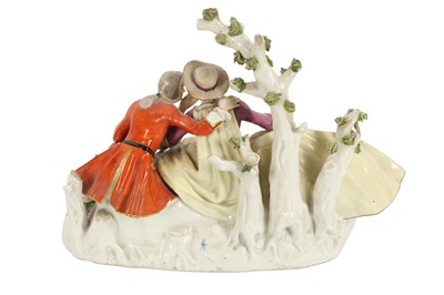 Lot 106 - A SITZENDORF PORCELAIN FIGURE GROUP OF A COURTING COUPLE, LATE 19TH/20TH CENTURY
