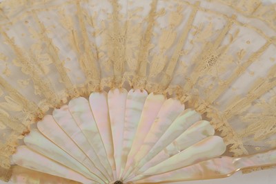 Lot 352 - A VICTORIAN MOTHER OF PEARL AND LACE FAN, 19TH CENTURY