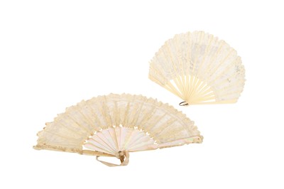 Lot 352 - A VICTORIAN MOTHER OF PEARL AND LACE FAN, 19TH CENTURY