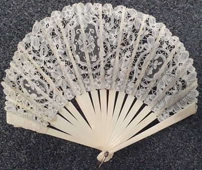 Lot 352 - A VICTORIAN MOTHER OF PEARL AND LACE FAN, 19TH CENTURY