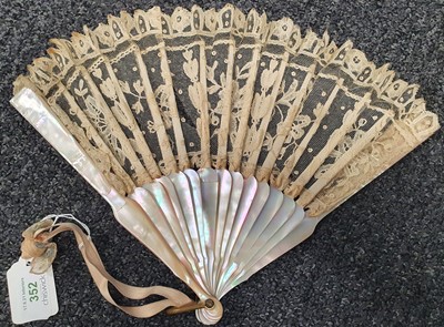 Lot 352 - A VICTORIAN MOTHER OF PEARL AND LACE FAN, 19TH CENTURY