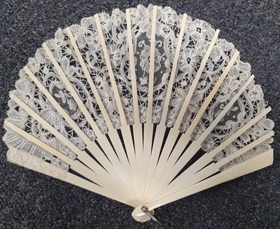 Lot 352 - A VICTORIAN MOTHER OF PEARL AND LACE FAN, 19TH CENTURY