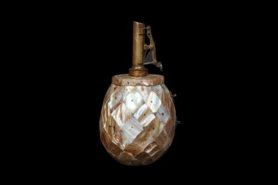 Lot 24 - AN 18TH / 19TH CENTURY MOTHER OF PEARL POWDER FLASK, PROBABLY INDO-PORTUGUESE