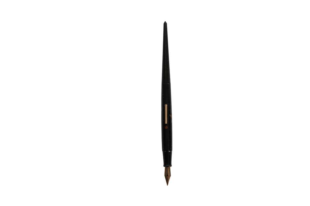 Lot 813 - A DUNHILL-NAMIKI MAKI-E LACQUER DESK PEN, CIRCA 1930